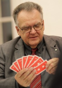 Da ließ er sich nicht in die Karten schauen: Udo B. Greiner bei einem Medien-Schafkopfturnier im Presseclub Nürnberg. Foto: UBG 