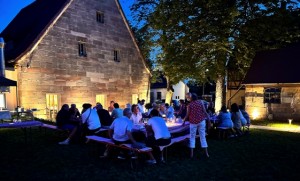 Sommerfest 1 Beste Stimmung an einem lauen Sommerabend: Die Gäste der VNBS-Sommerfeier genossen den Wein und die gute Stimmung. Foto: Werner Haala