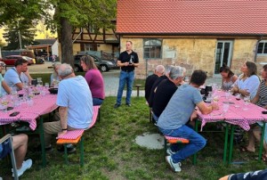 Mit ein paar Anekdoten garniert präsentierte Gastgeber Peter Schmidt seine Weine. Foto: Werner Haala Mit ein paar Anekdoten garniert präsentierte Gastgeber Peter Schmidt seine Weine. Foto: Werner Haala