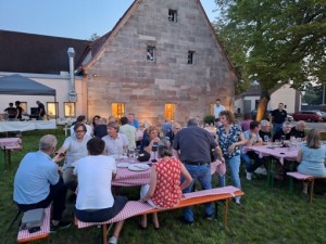 Essen, trinken, plaudern, genießen: Den Gästen hat es sichtlich Spaß gemacht. Foto: Uli Digmayer Essen, trinken, plaudern, genießen: Den Gästen hat es sichtlich Spaß gemacht. Foto: Uli Digmayer