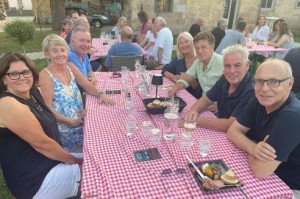Zufriedene Gesichter allenthalben: Der Wein scheint geschmeckt zu haben. Foto: Uli Digmayer Zufriedene Gesichter allenthalben: Der Wein scheint geschmeckt zu haben. Foto: Uli Digmayer
