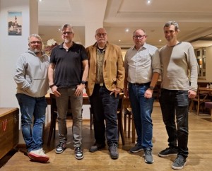 VNBS-JHV 25 Vorstand 2 Homepage Die VNBS-Führungscrew nach der Wiederwahl 2025: Daniell Westgate, Uli Digmayer, Harald Büttner, Wolfgang Zink, David Bernreuther (von links). Es fehlen: Heiko Becker, Heinz Gläser, Birgit Pinzer. Foto: VNBS