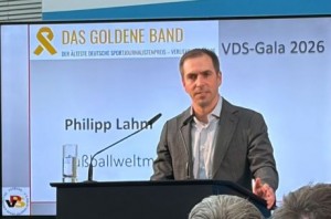 Prominente Laudator: Fußballweltmeister Philipp Lahm überreichte das Goldene Band stellvertretend für die Ehrenamtlichen des deutschen Sports an DOSB-Präsident Thomas Weikert.  Foto: Uli Digmayer
