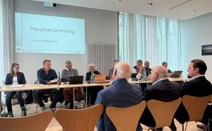 Präsidium und Delegierte bei der Arbeit: Ein Blick auf das Podium der VDS-JHV 2026.  Foto: Uli Digmayer
